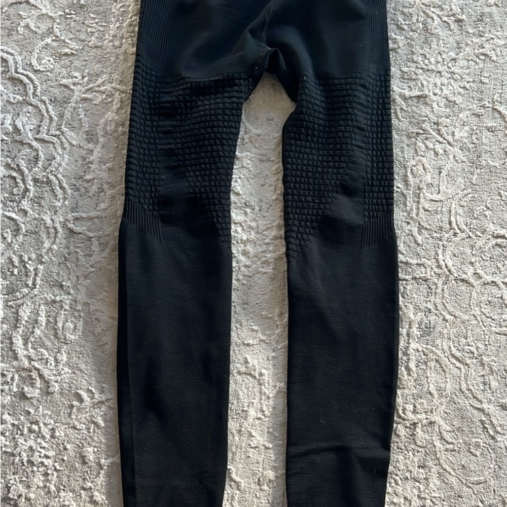 Alphalete Black Leggings with Textured Fabric and Form-Fitting Design